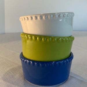 set of three Signature ceramic bowls blue, green,‎ white